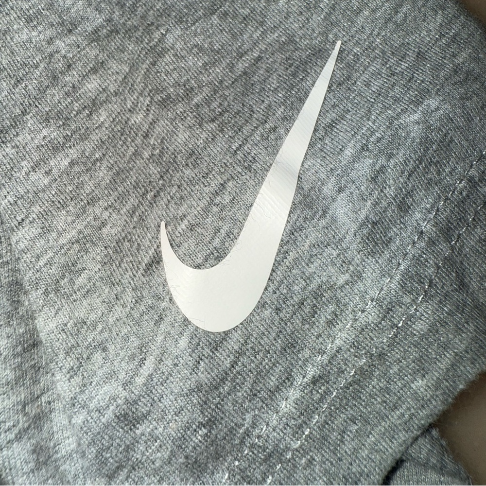 Boys Nike Gray short sleeve with black shorts size 7 Large - Picture 4 of 9